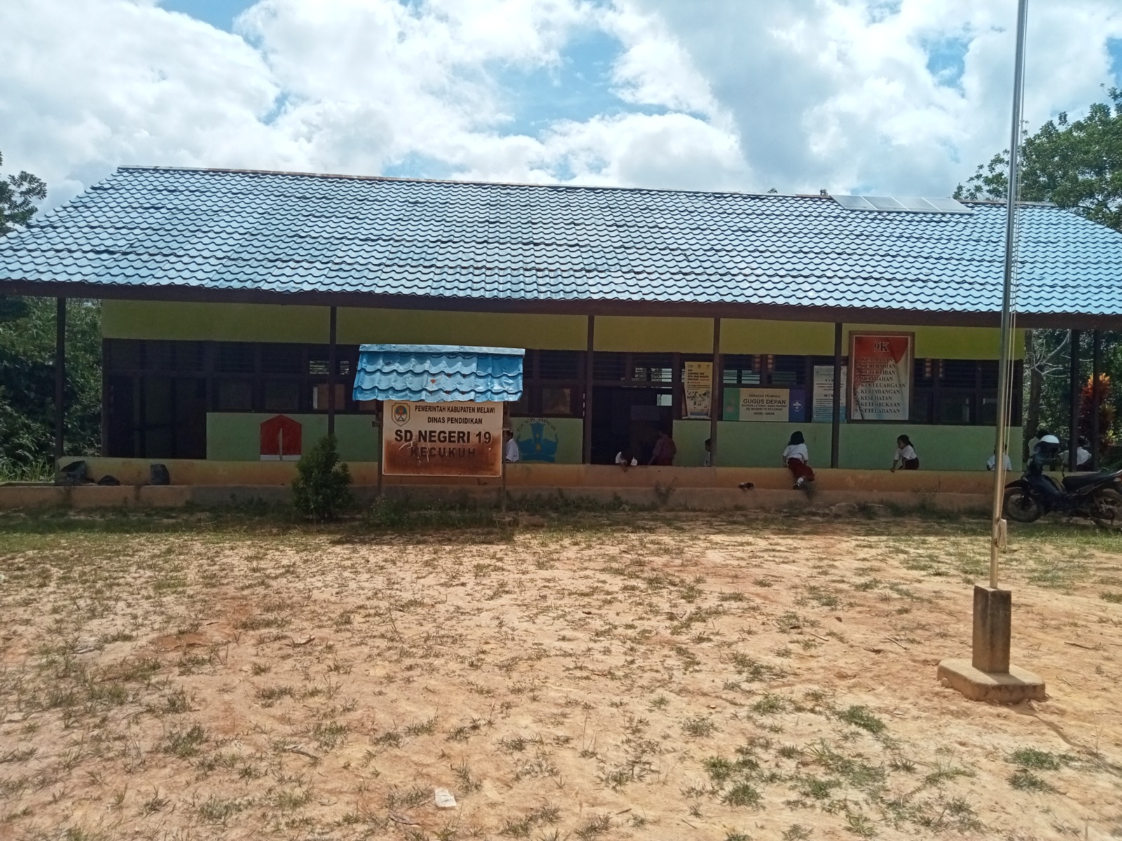 16 TAHUN TERABAIKAN SDN 19 KECUKUH KABUPATEN MELAWAI KALBAR BUTUH PERHATIAN SERIUS DARI PEMERINTAH DAERAH/PUSAT DAN INSTANSI TERKAIT
