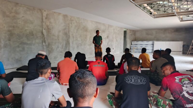 Ditengah Padatnya Kegiatan, Satgas TMMD ke 128 Tetap Laksanakan Sholat Jumat. ‎