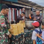 Satgas Pamtas Kewilayahan RI-PNG Yonif 763/SBA Berbagi Kebahagiaan Bersama Anak-Anak Distrik Fef