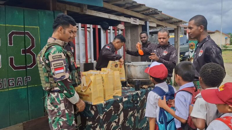 Satgas Pamtas Kewilayahan RI-PNG Yonif 763/SBA Berbagi Kebahagiaan Bersama Anak-Anak Distrik Fef