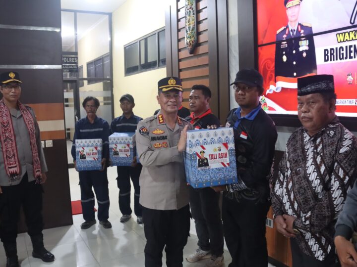 Pererat Silaturahmi, Waka Polda Kalteng dan Kapolres Kotim Salurkan Tali Asih.