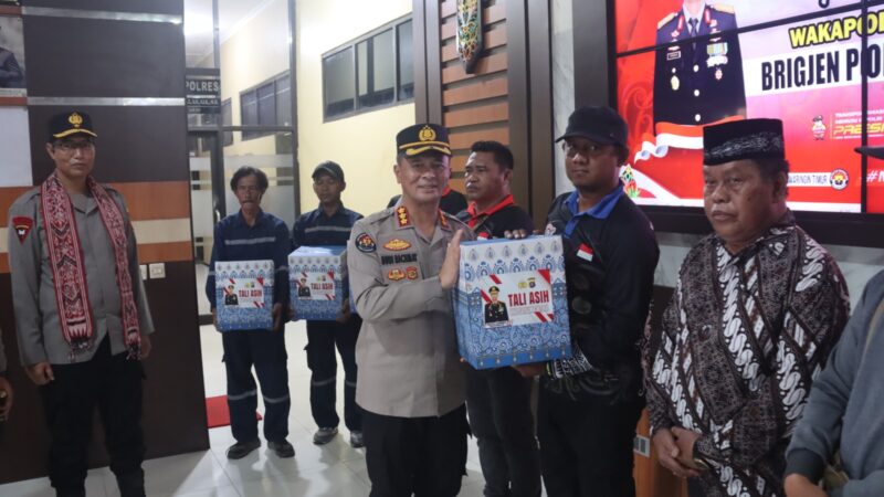 Pererat Silaturahmi, Waka Polda Kalteng dan Kapolres Kotim Salurkan Tali Asih.