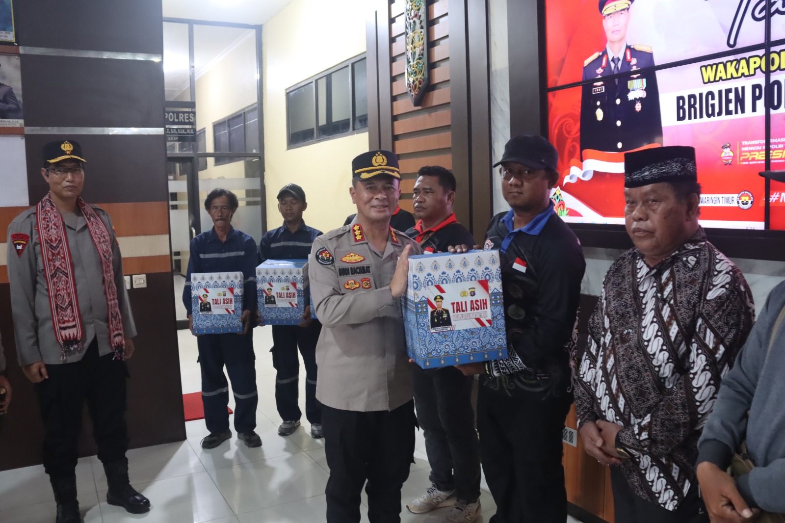 Pererat Silaturahmi, Waka Polda Kalteng dan Kapolres Kotim Salurkan Tali Asih.