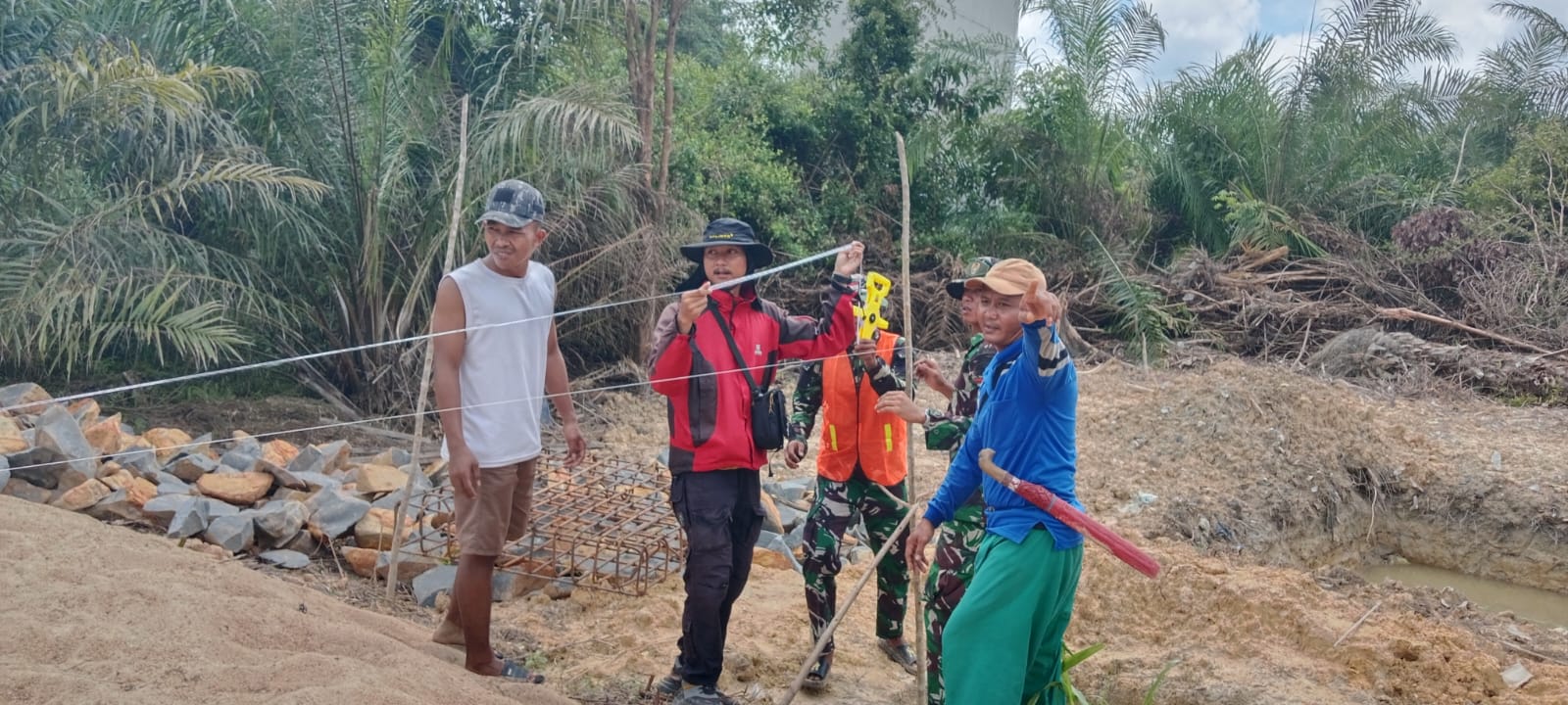 Pengukuran Titik Pancang Jembatan Garuda Dusun Tandang di Seberang Mulai Dikerjakan.