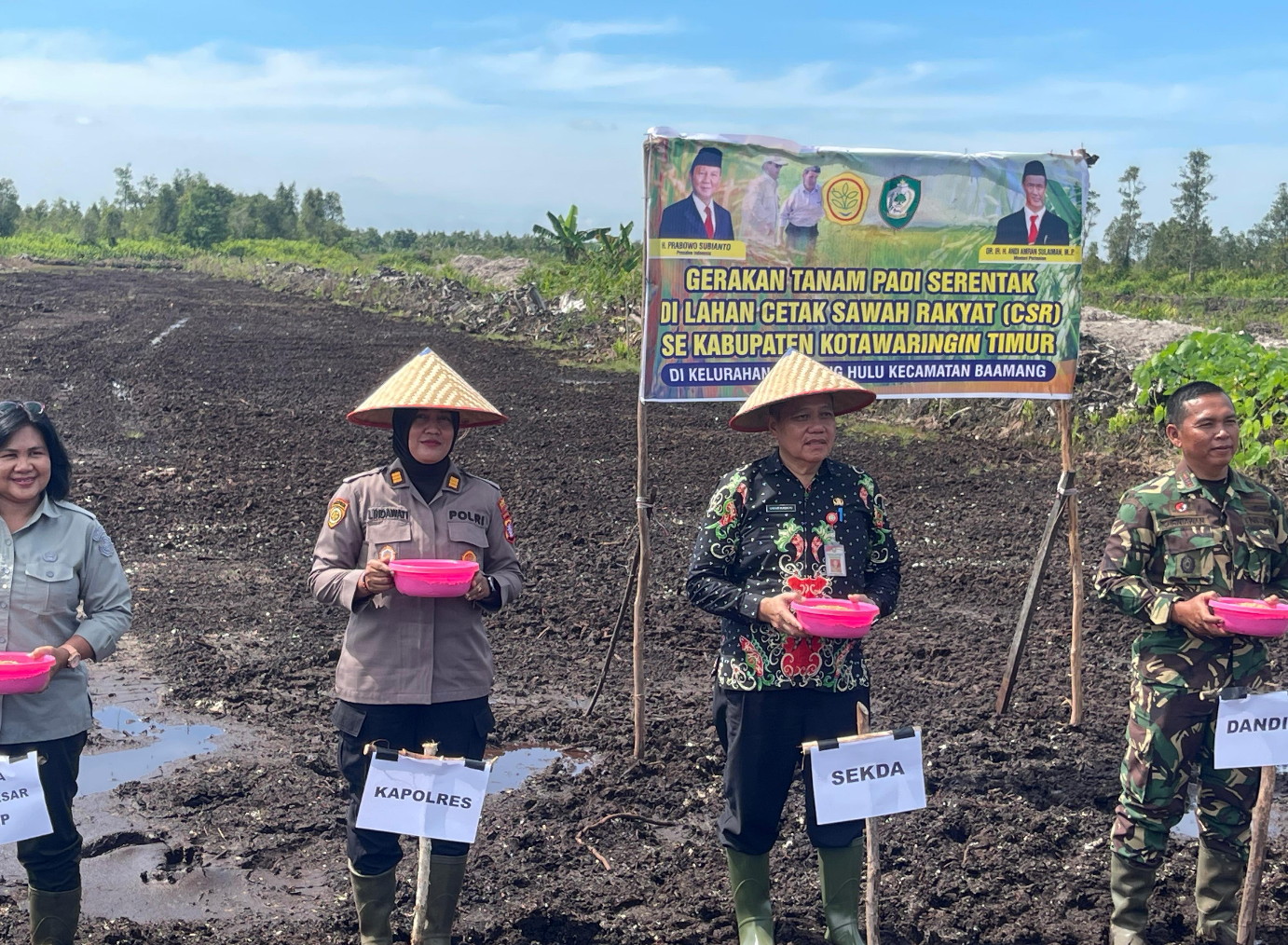 Dukung Ketahanan Pangan, Polres Kotim Ikuti Gerakan Tanam Padi Serentak di Lahan Cetak Sawah Rakyat
