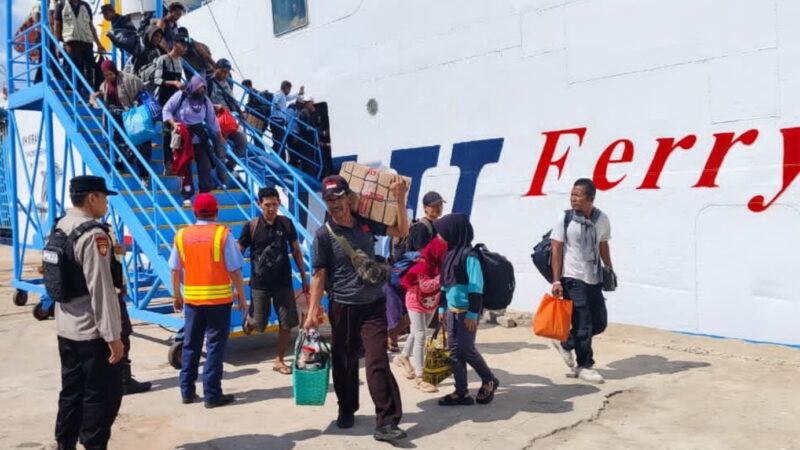 Polsek KPM Bersama Instansi Terkait Amankan Debarkasi Kedatangan Penumpang KM Kirana III.