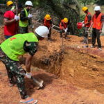 Personel Kodim 1015/Sampit Bersama Masyarakat Kerjakan Jembatan Garuda