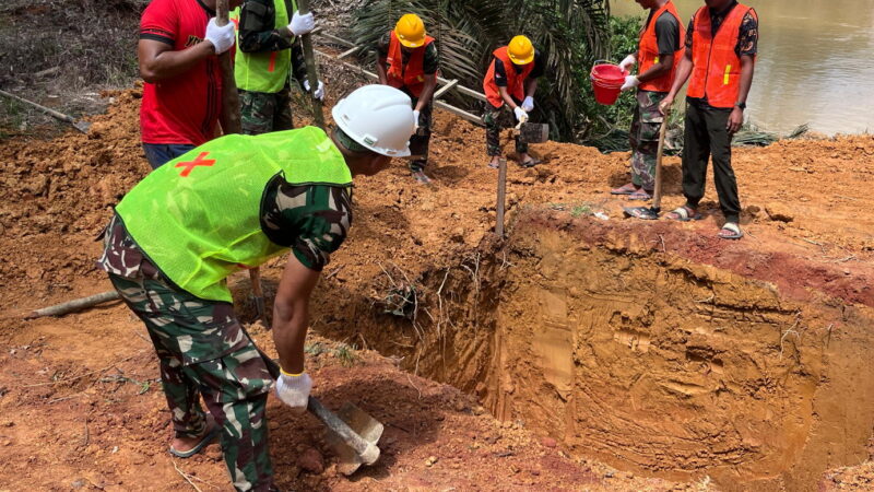 Personel Kodim 1015/Sampit Bersama Masyarakat Kerjakan Jembatan Garuda