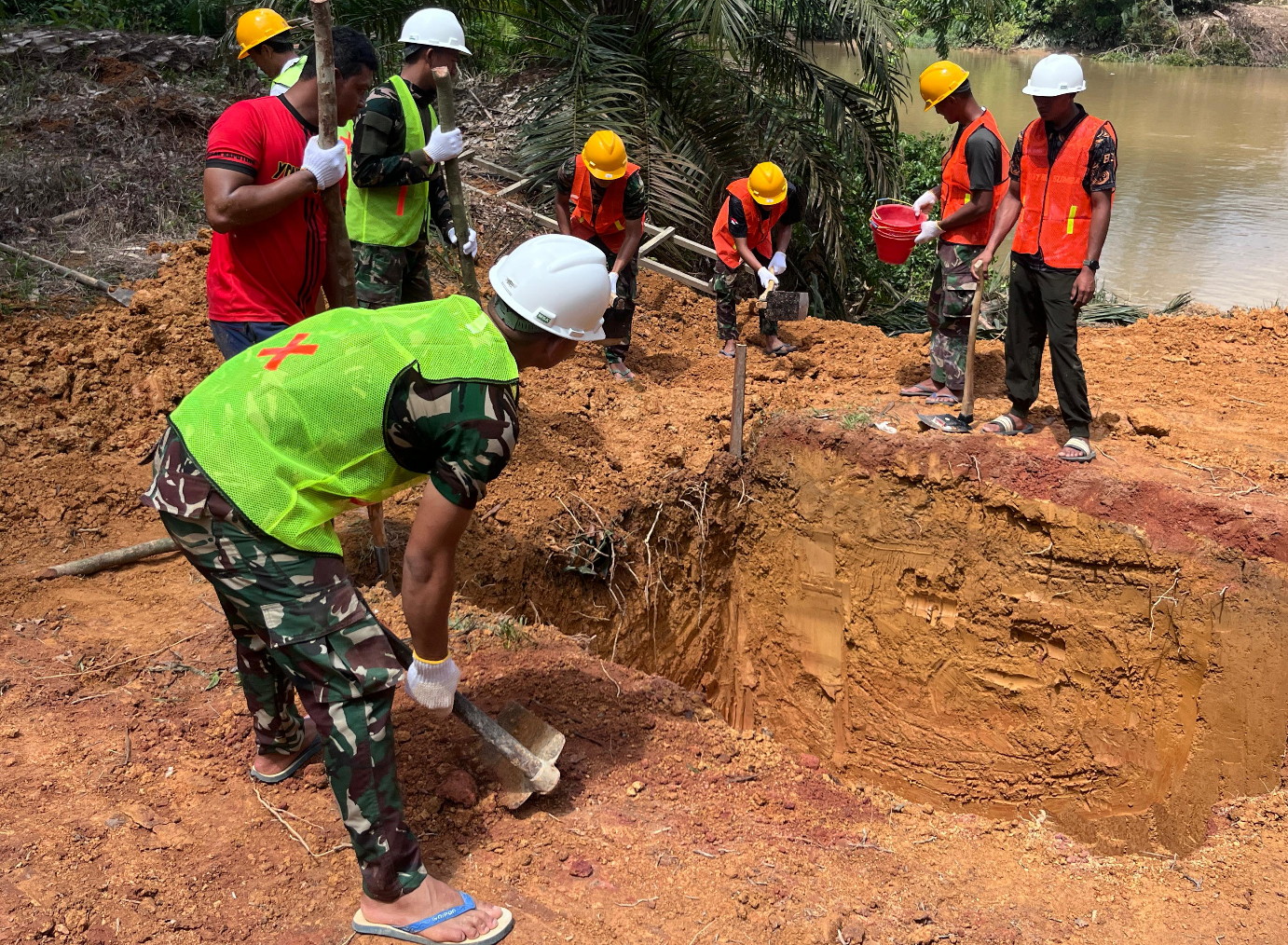 Personel Kodim 1015/Sampit Bersama Masyarakat Kerjakan Jembatan Garuda