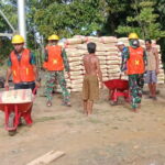 Personel Kodim 1015/Sampit Angkut Semen Bersama Masyarakat.