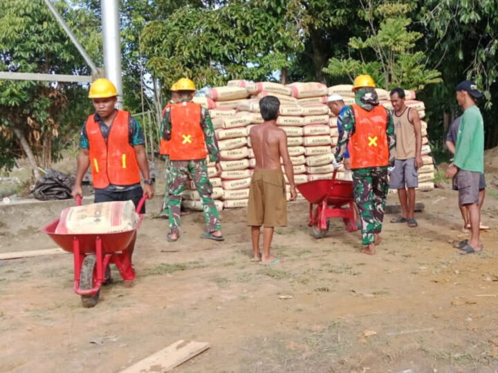 Personel Kodim 1015/Sampit Angkut Semen Bersama Masyarakat.