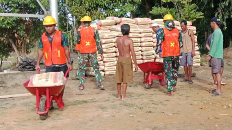 Personel Kodim 1015/Sampit Angkut Semen Bersama Masyarakat.