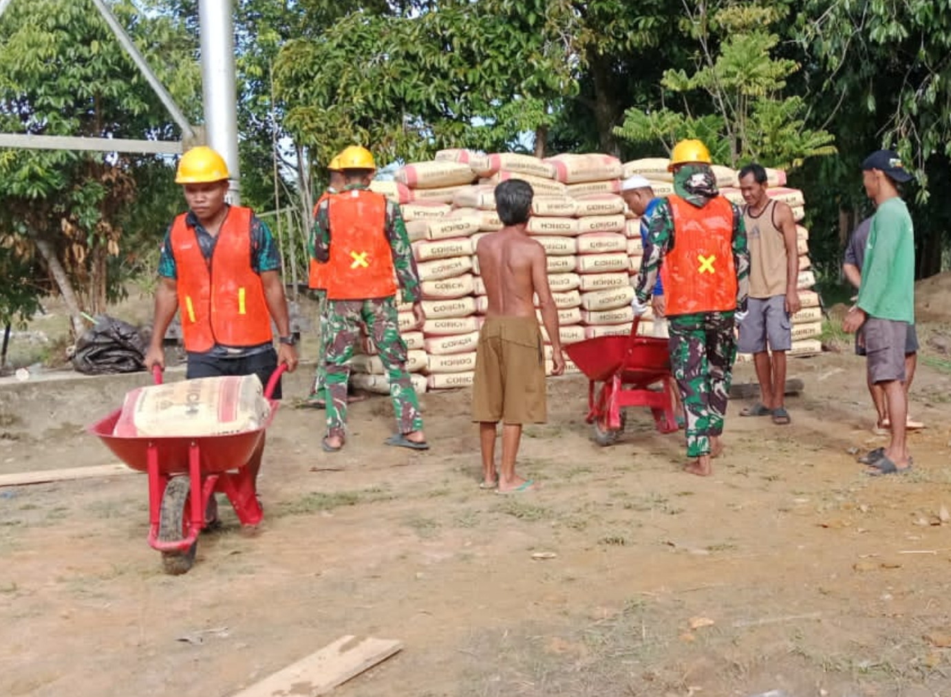 Personel Kodim 1015/Sampit Angkut Semen Bersama Masyarakat.