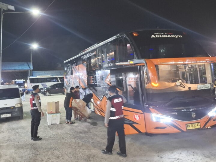Jaga Kondusivitas Malam Hari, Sat Samapta Polres Kotim Sambangi Pos Kamling hingga Terminal Bus