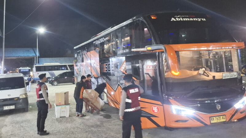 Jaga Kondusivitas Malam Hari, Sat Samapta Polres Kotim Sambangi Pos Kamling hingga Terminal Bus