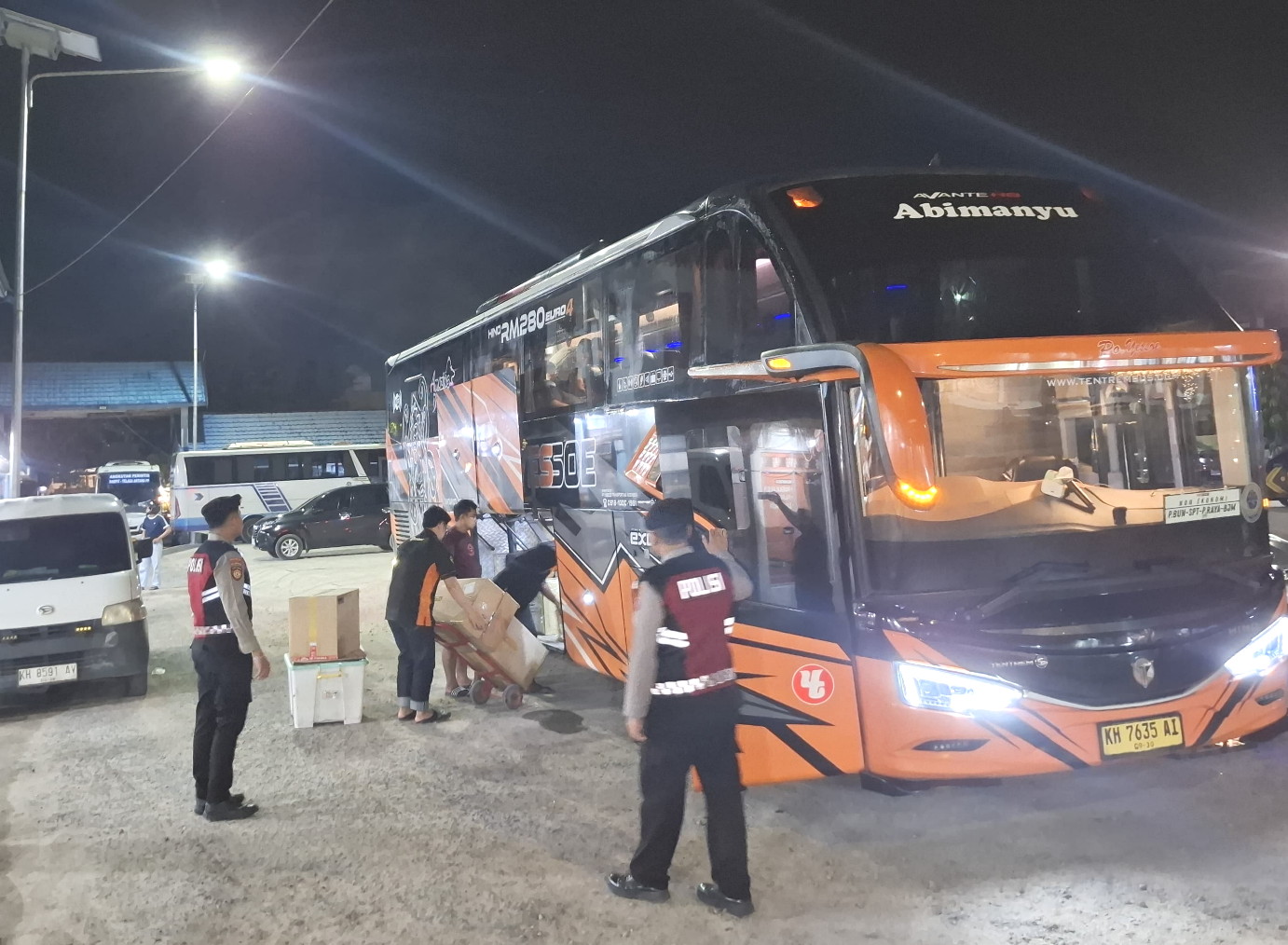 Jaga Kondusivitas Malam Hari, Sat Samapta Polres Kotim Sambangi Pos Kamling hingga Terminal Bus