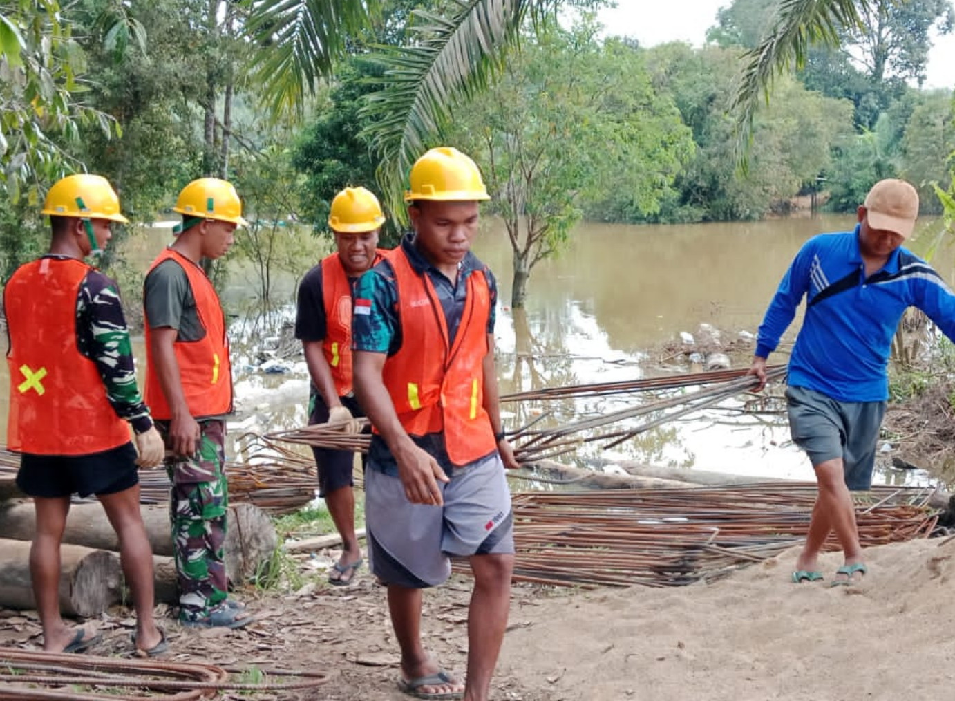 Besi Cor di Drop Ke Seberang Guna Percepatan Pembangunan Jembatan Perintis Garuda.
