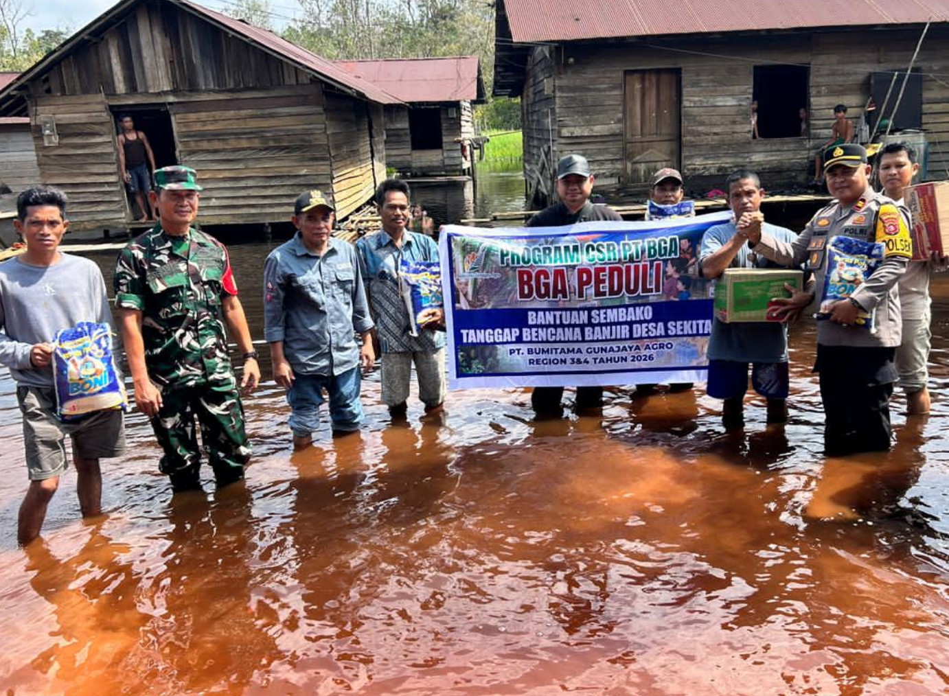 Forkopimcam Cempaga Hulu Berikan Bantuan CSR Dari PT. BGA Grup Kepada Korban Banjir.