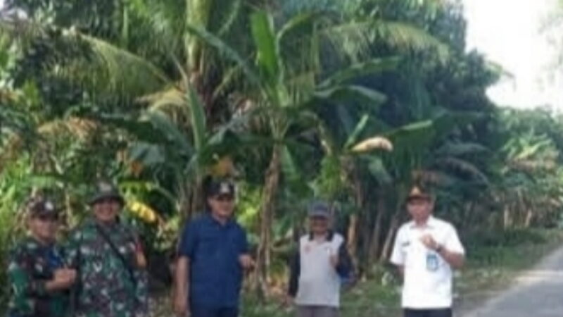 Dinas Lingkungan Hidup DLH Kobar Bersama Unsur Lintas Sektor dan Masyarakat Melaksanakan Gotong Royong