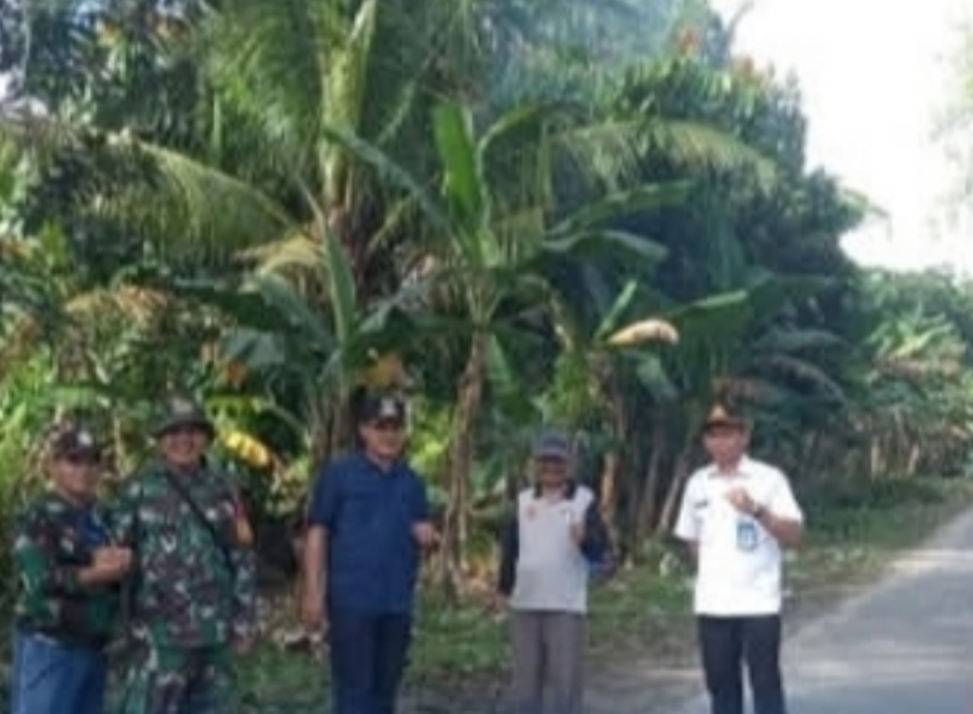 Dinas Lingkungan Hidup DLH Kobar Bersama Unsur Lintas Sektor dan Masyarakat Melaksanakan Gotong Royong