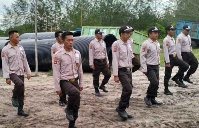 KAWAL BHABINKAMTIBMAS PENYALURAN KARTU HUMA BETANG SEJAHTERA BAGI 2 DESA BINAAN DAN SENTUHAN