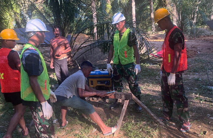 Anyaman Besi Jembatan Garuda Mulai Dibentuk, Gotong Royong TNI Dan Warga Desa Tukang Langit Kian Solid