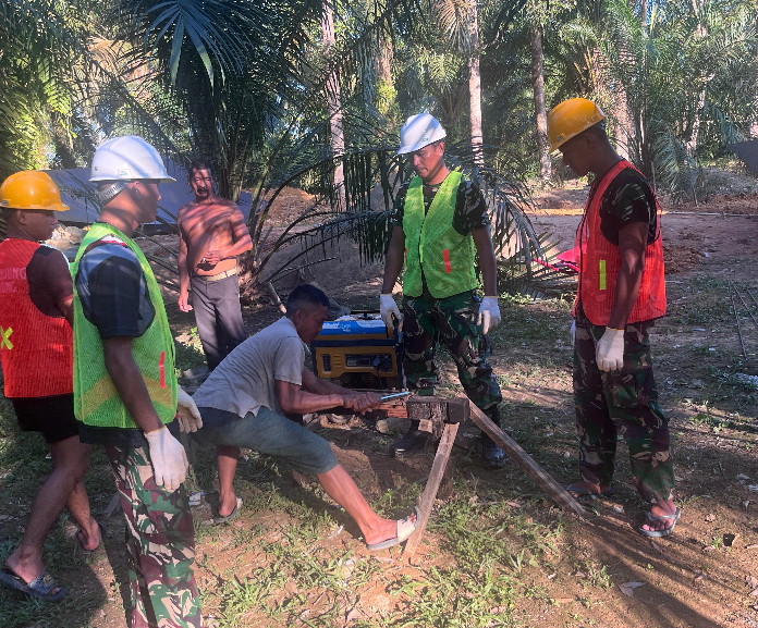 Anyaman Besi Jembatan Garuda Mulai Dibentuk, Gotong Royong TNI Dan Warga Desa Tukang Langit Kian Solid