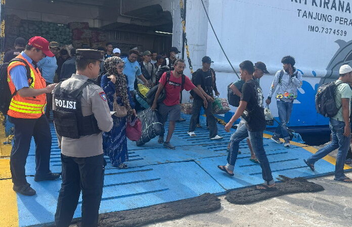 Jamin Keselamatan Dan Keamanan Penumpang, Polsek KPM Amankan Debarkasi Kedatangan KM Kirana III.