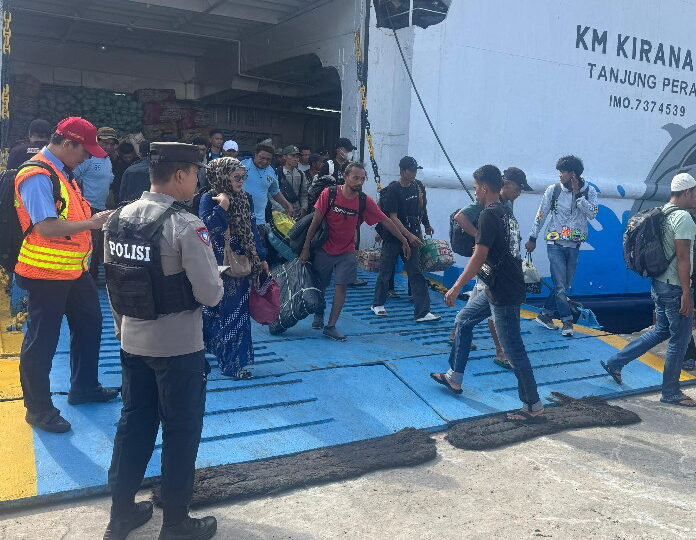 Jamin Keselamatan Dan Keamanan Penumpang, Polsek KPM Amankan Debarkasi Kedatangan KM Kirana III.