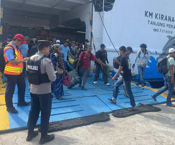 Jamin Keselamatan Dan Keamanan Penumpang, Polsek KPM Amankan Debarkasi Kedatangan KM Kirana III.