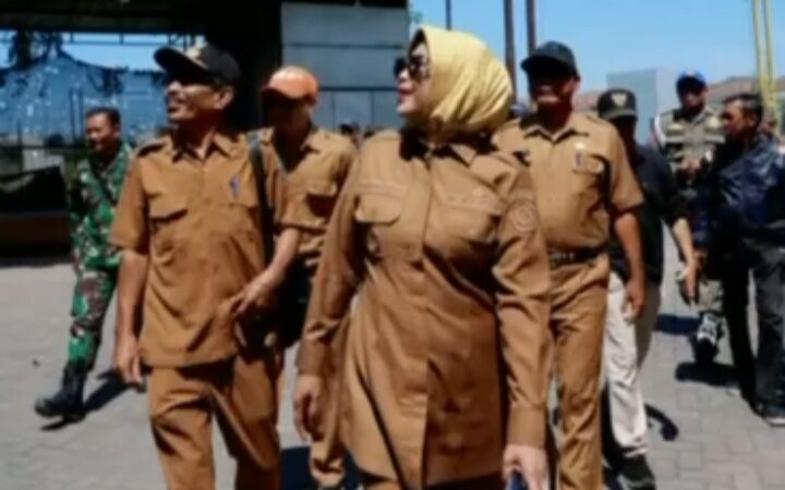 Wabup Sidoarjo Mimik Idayana Sidak Jalan Rusak di Bohar, Minta Segera Diaspal Lewat APBD