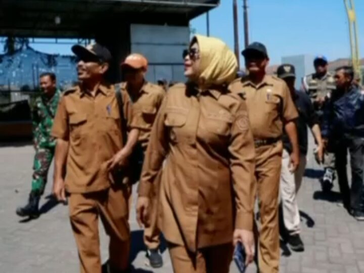 Wabup Sidoarjo Mimik Idayana Sidak Jalan Rusak di Bohar, Minta Segera Diaspal Lewat APBD