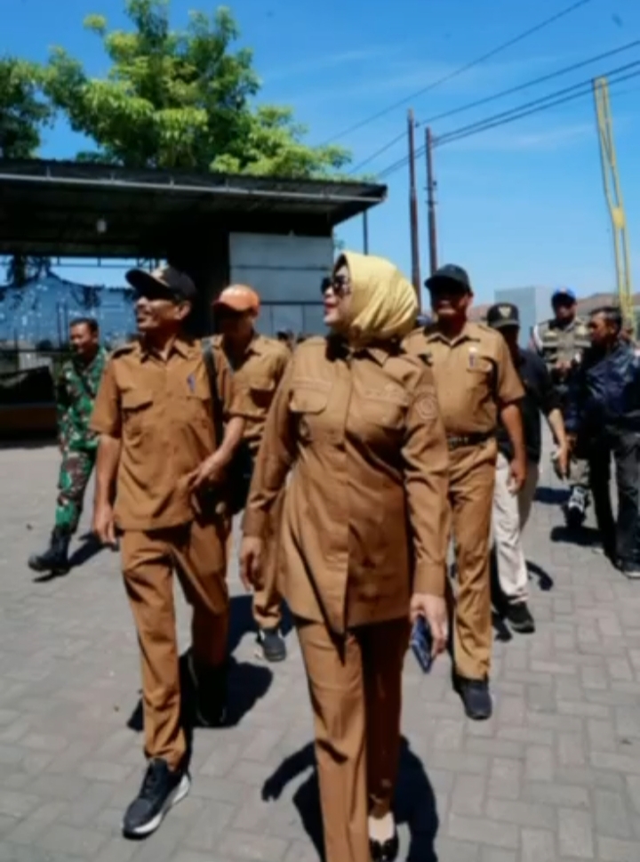 Wabup Sidoarjo Mimik Idayana Sidak Jalan Rusak di Bohar, Minta Segera Diaspal Lewat APBD