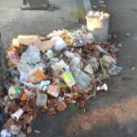 SAMPAH MENUMPUK DI DEPAN MONUMEN SAMPANG SUDAH SEMINGGU BELUM DIANGKUT