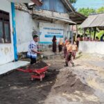 KREATIF.., GURU PJOK BUAT LAPANGAN LOMPAT JAUH DI HALAMAN UPTD SDN GUNUNG MADDAH 1 SAMPANG