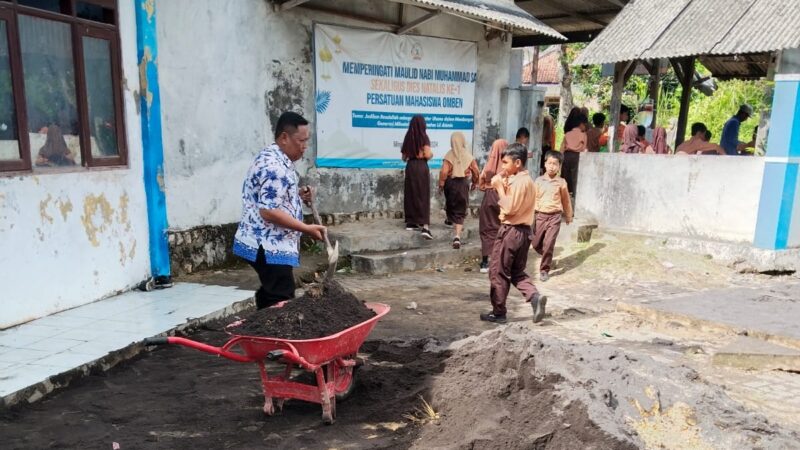 KREATIF.., GURU PJOK BUAT LAPANGAN LOMPAT JAUH DI HALAMAN UPTD SDN GUNUNG MADDAH 1 SAMPANG