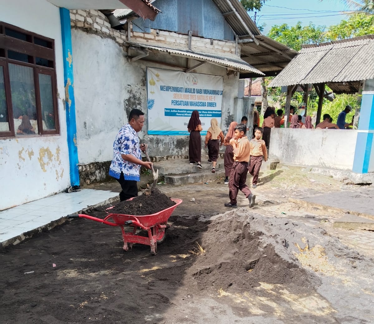 KREATIF.., GURU PJOK BUAT LAPANGAN LOMPAT JAUH DI HALAMAN UPTD SDN GUNUNG MADDAH 1 SAMPANG