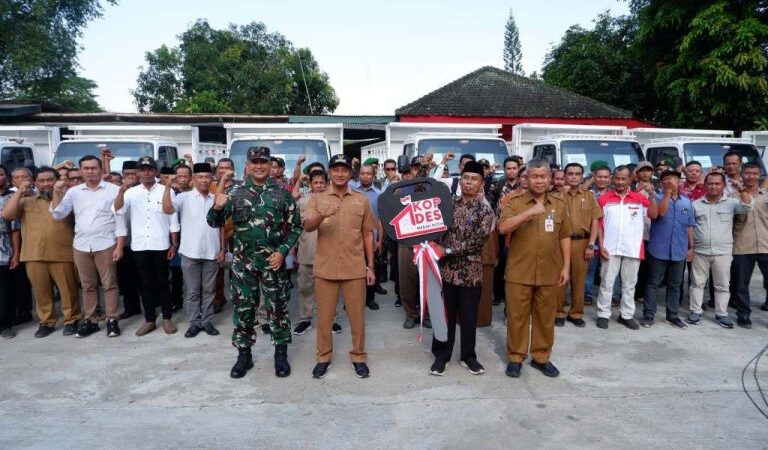 Bupati Pacitan Indrata Nur Bayuaji  Upaya Perkuat Distribusi dan Ekonomi Desa, Serahkan 23 Truk KDKMP
