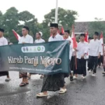 Dalam Rangka Haul Pacitan ke-169 KH Abdul Manan Dipomenggolo, Ribuan Santri Ikuti Kirab Panji Negoro.