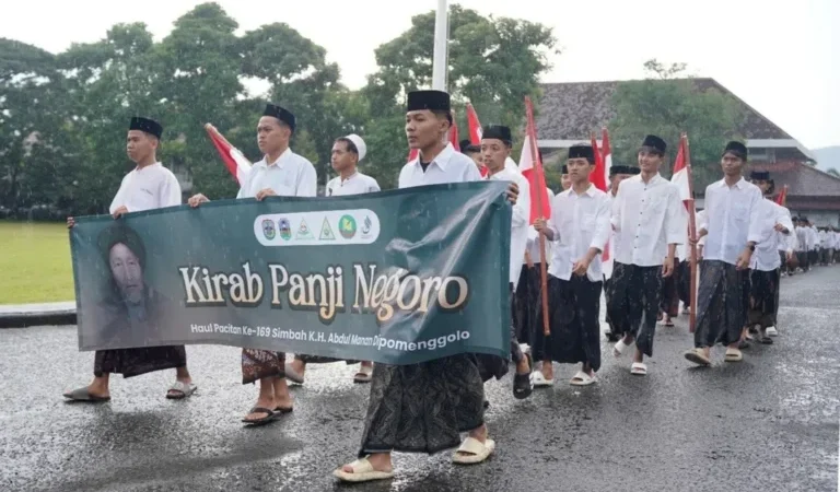 Dalam Rangka Haul Pacitan ke-169 KH Abdul Manan Dipomenggolo, Ribuan Santri Ikuti Kirab Panji Negoro.
