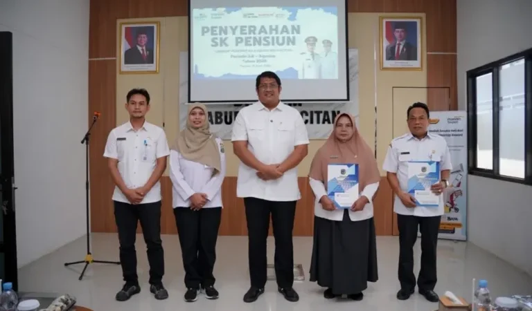 Wakil Bupati Pacitan Gagarin Sumrambah Menyerahkan SK Pensiun, Minta PNS Purna Tugas Menyiapkan Diri dan Beradaptasi