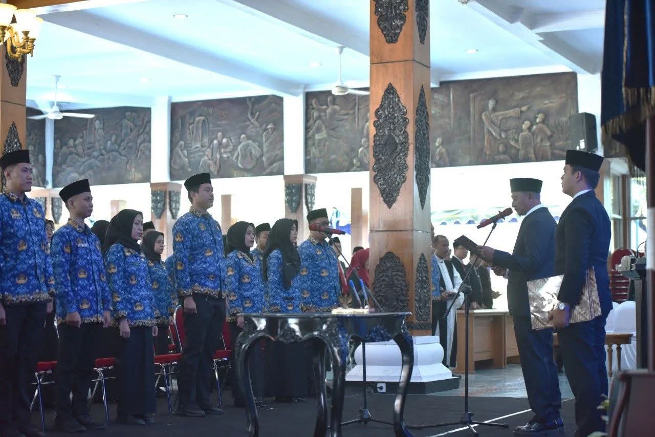 Bupati Pacitan Indrata Nur Bayuaji Melantik dan Mengambil sumpah 88 PNS Pada Peringatan Hari Kebangkitan Nasional.