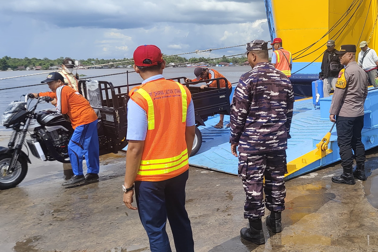Polsek KPM Bersama Instansi Terkait Amankan Debarkasi Kedatangan Penumpang KM Dharma Rucitra VI