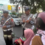 Gencarkan Layanan Darurat, Satlantas Polres Kotim Tempel Sticker Call Center 110 dan Aplikasi Super Presisi