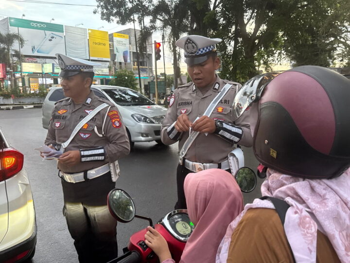 Gencarkan Layanan Darurat, Satlantas Polres Kotim Tempel Sticker Call Center 110 dan Aplikasi Super Presisi