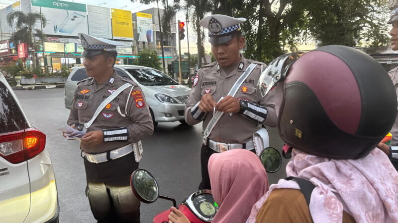 Gencarkan Layanan Darurat, Satlantas Polres Kotim Tempel Sticker Call Center 110 dan Aplikasi Super Presisi