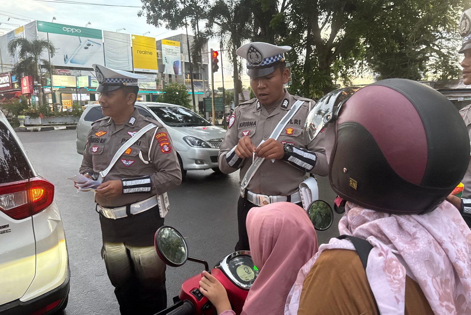 Gencarkan Layanan Darurat, Satlantas Polres Kotim Tempel Sticker Call Center 110 dan Aplikasi Super Presisi
