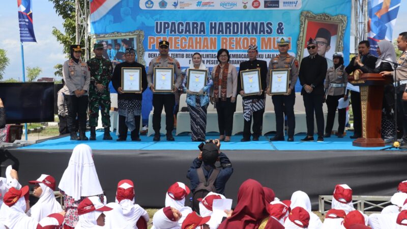 Diacara Hardiknas Ribuan Pelajar di Brebes Deklarasi Keselamatan Tembus Rekor MURI