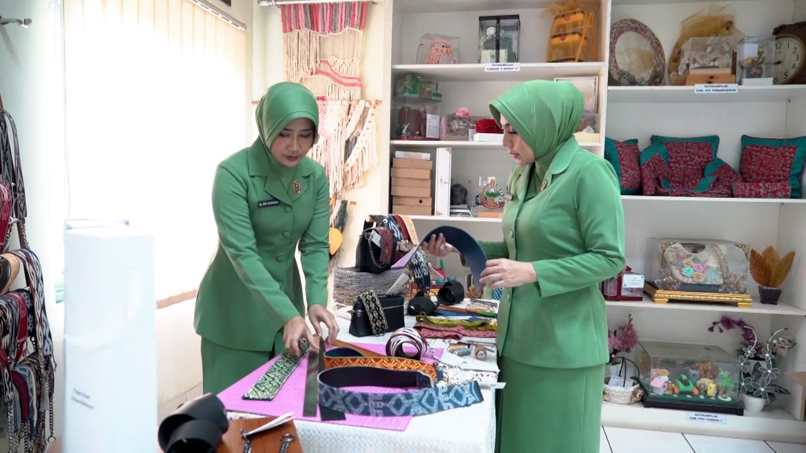 Strap Tas Wastra: MANTAPS..! Ketika Warisan Leluhur Jadi Tren Fashion Paling Diburu Tahun 2026