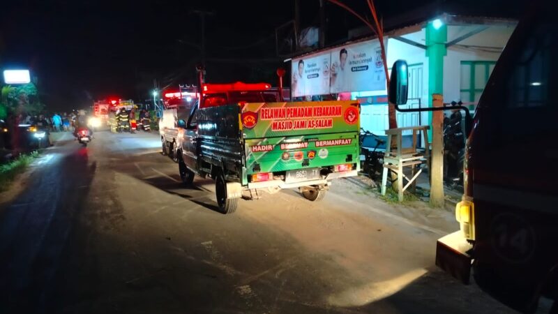 Personil Polsek Ketapang Cek TKP Kebakaran Bangunan Gudang Rumah Di Jl. Metro TV Perum Setia Garden Sampit.